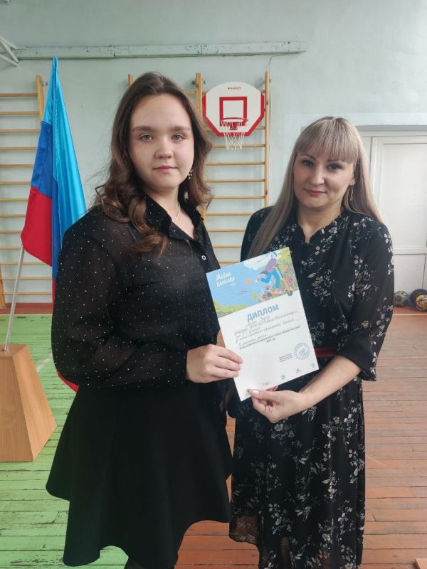 Сегодня в Ровеньковской гимназии № 1 им. Г.С. Шонина состоялась последняя торжественная линейка уходящего учебного года Сегодня в Ровеньковской гимназии № 1 им. Г.С. Шонина состоялась последняя торжественная линейка уходящего учебного года