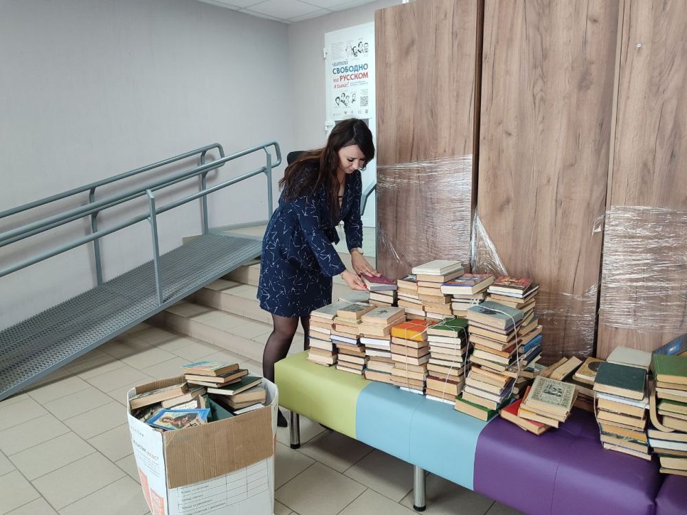 «Единая Россия» помогла пополнить книжный фонд библиотеки в Кременной «Единая Россия» помогла пополнить книжный фонд библиотеки в Кременной
