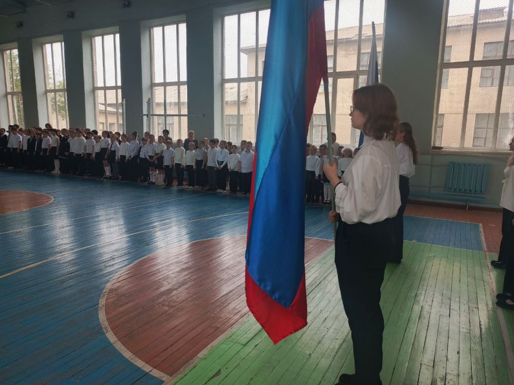 Сегодня в Ровеньковской гимназии № 1 им. Г.С. Шонина состоялась последняя торжественная линейка уходящего учебного года Сегодня в Ровеньковской гимназии № 1 им. Г.С. Шонина состоялась последняя торжественная линейка уходящего учебного года