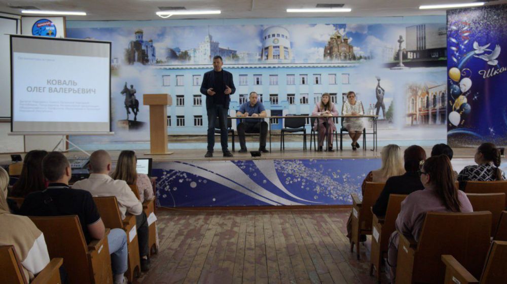 Олег Коваль: В рамках реализации партийного проекта "Новая школа" ВПП "Единая Россия", совместно с членами Общественного Совета проекта, провели встречу с молодыми педагогами Луганского городского округа Олег Коваль: В рамках реализации партийного проекта "Новая школа" ВПП "Единая Россия", совместно с членами Общественного Совета проекта, провели встречу с молодыми педагогами Луганского городского округа