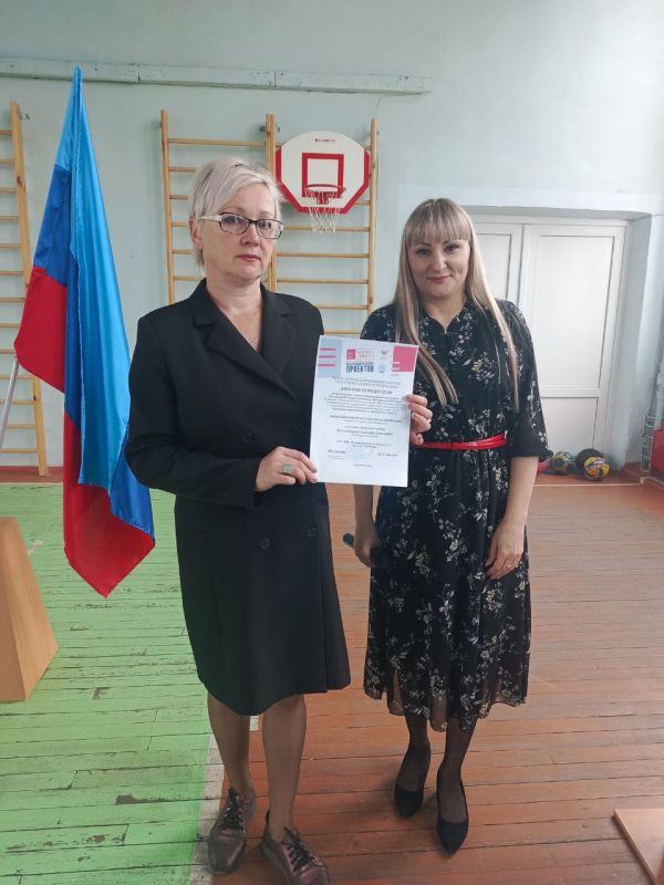 Сегодня в Ровеньковской гимназии № 1 им. Г.С. Шонина состоялась последняя торжественная линейка уходящего учебного года Сегодня в Ровеньковской гимназии № 1 им. Г.С. Шонина состоялась последняя торжественная линейка уходящего учебного года