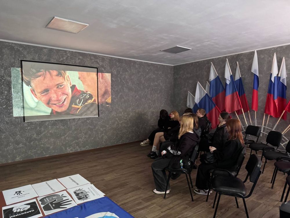 По инициативе активистов первичного отделения Всероссийской политической партии «Единая Россия» № 22 города Ровеньки сотрудники отдела жизнеобеспечения пгт Дзержинский провели встреча с учащимися Ровеньковской школы № 8 им.... По инициативе активистов первичного отделения Всероссийской политической партии «Единая Россия» № 22 города Ровеньки сотрудники отдела жизнеобеспечения пгт Дзержинский провели встреча с учащимися Ровеньковской школы № 8 им....