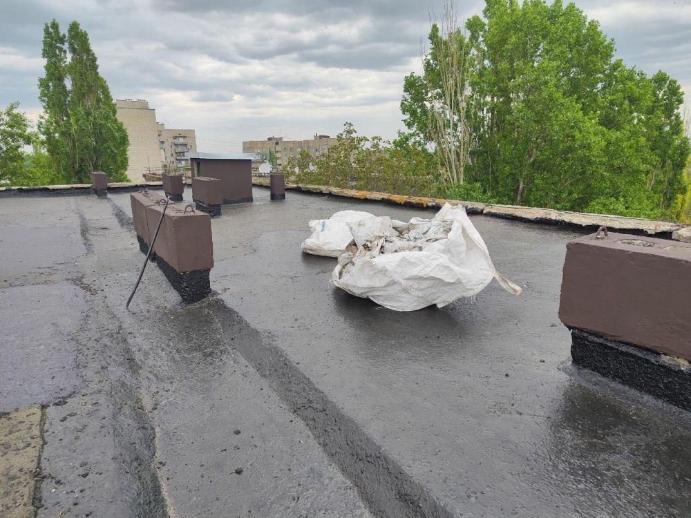 Строители Ремстроя приступили к ремонту кровли дома на ул. Московской в Брянке Строители Ремстроя приступили к ремонту кровли дома на ул. Московской в Брянке