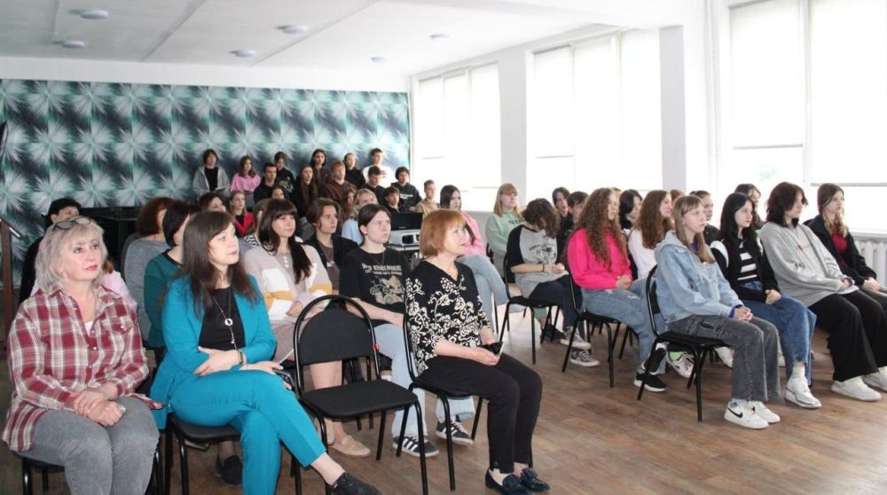 В Стахановском колледже прошла встреча студентов и преподавателей с директором Гумцентра Омской области Анной Орач В Стахановском колледже прошла встреча студентов и преподавателей с директором Гумцентра Омской области Анной Орач