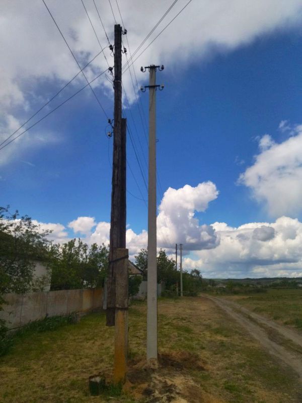 В селе Булавиновка энергетики установили 29 новых опор взамен устаревших В селе Булавиновка энергетики установили 29 новых опор взамен устаревших