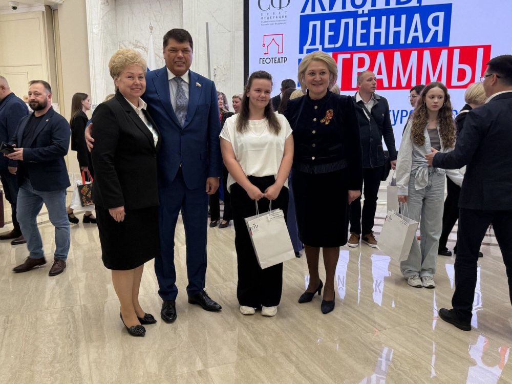 Работа юной художницы из Ровеньков Ангелины Ерошенко, ставшей одной из победительниц Всероссийского конкурса детского рисунка «Жизнь, деленная на граммы», представлена на выставке в Совете Федерации Работа юной художницы из Ровеньков Ангелины Ерошенко, ставшей одной из победительниц Всероссийского конкурса детского рисунка «Жизнь, деленная на граммы», представлена на выставке в Совете Федерации
