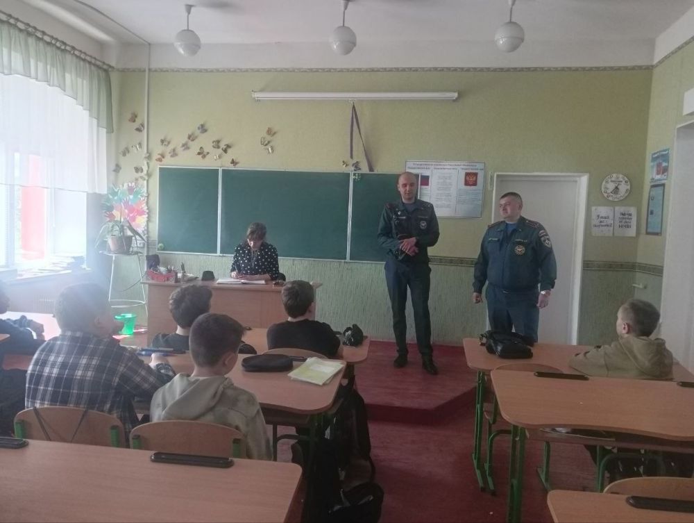 Сотрудники МЧС Кучин Ростислав и Тищенко Константин провели профилактическую беседу "Безопасные каникулы" в Брянковской специализированной школе №1 Сотрудники МЧС Кучин Ростислав и Тищенко Константин провели профилактическую беседу "Безопасные каникулы" в Брянковской специализированной школе №1