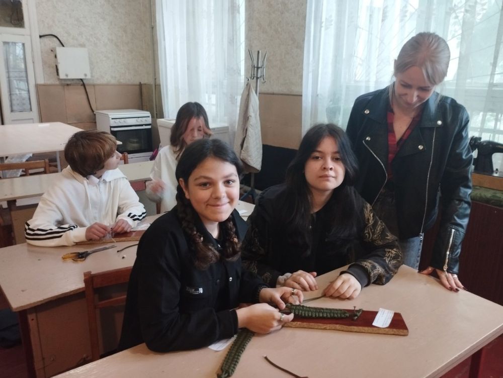 Активисты Женского движения Единой России провели очередной мастер-класс для школьников по плетению браслетов выживания Активисты Женского движения Единой России провели очередной мастер-класс для школьников по плетению браслетов выживания