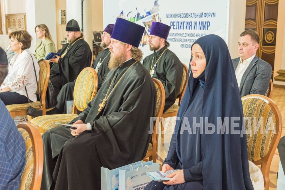 По поручению Главы Луганской Народной Республики Леонида Пасечника при содействии Федерального агентства по делам национальностей (ФАДН) в Луганске состоялся межконфессиональный форум «Религия и Мир» По поручению Главы Луганской Народной Республики Леонида Пасечника при содействии Федерального агентства по делам национальностей (ФАДН) в Луганске состоялся межконфессиональный форум «Религия и Мир»