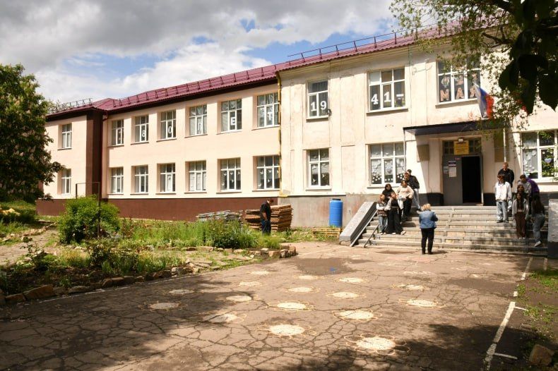 Республика Тува продолжает капитальный ремонт Свердловской СШ №2 Республика Тува продолжает капитальный ремонт Свердловской СШ №2