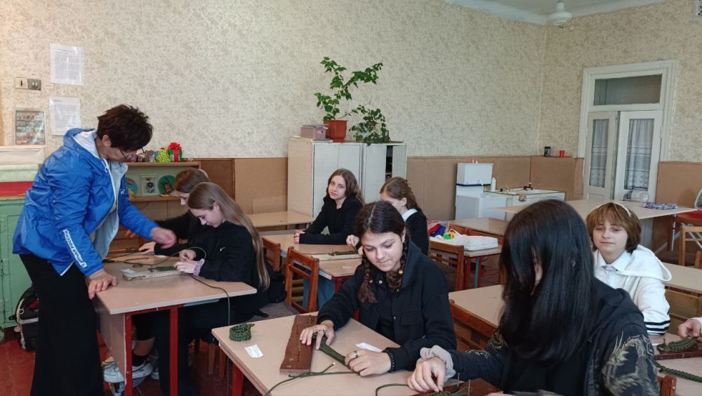 Активисты Женского движения Единой России провели очередной мастер-класс для школьников по плетению браслетов выживания Активисты Женского движения Единой России провели очередной мастер-класс для школьников по плетению браслетов выживания