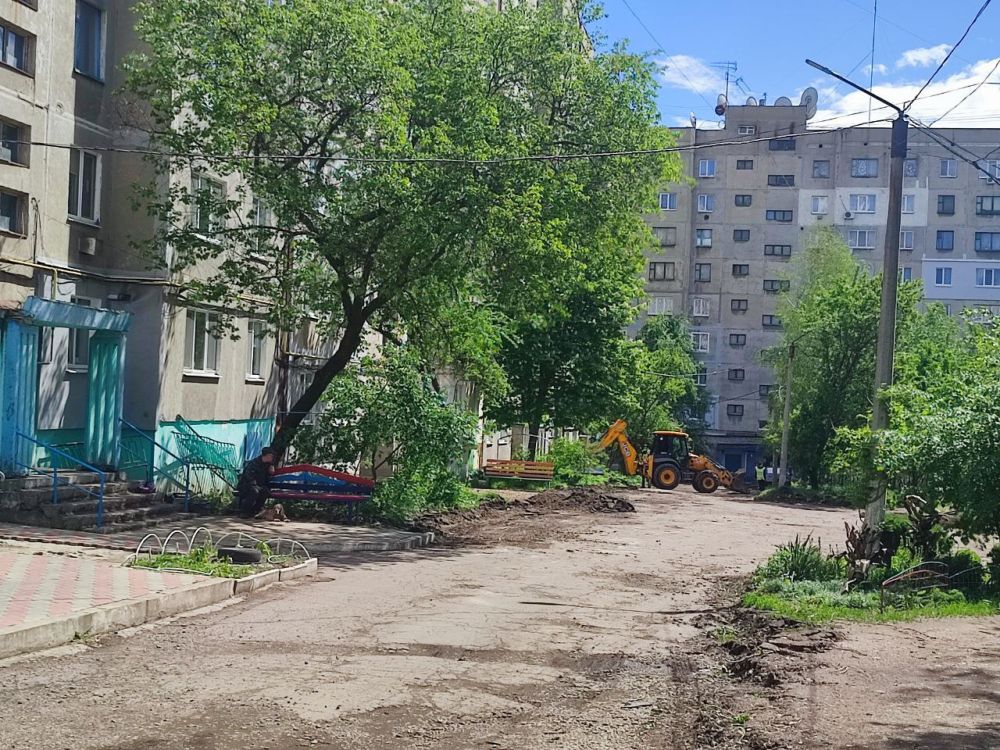Сергей Козенко: В Краснодоне продолжаются подготовительные работы для последующего ремонта внутриквартальной дороги на квартале Баракова Сергей Козенко: В Краснодоне продолжаются подготовительные работы для последующего ремонта внутриквартальной дороги на квартале Баракова