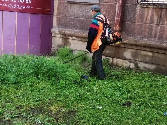 Службы ЖКХ продолжают работы по покосу травы на территории города Службы ЖКХ продолжают работы по покосу травы на территории города