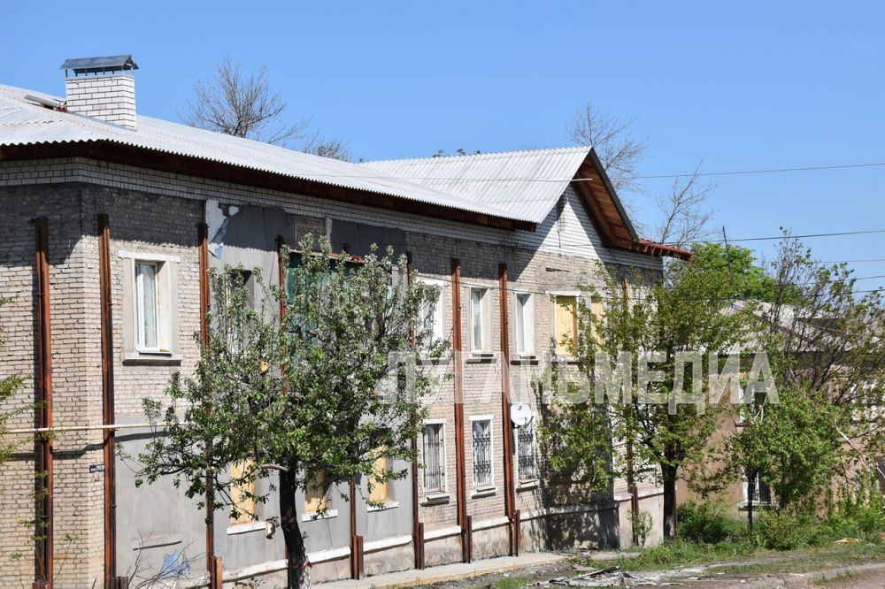 В Первомайском городском округе регион-шеф Калужская область продолжает реализацию мероприятий по восстановлению крыш жилого фонда, особенно в поврежденных во время обстрелов зданиях В Первомайском городском округе регион-шеф Калужская область продолжает реализацию мероприятий по восстановлению крыш жилого фонда, особенно в поврежденных во время обстрелов зданиях