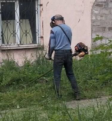 Службы ЖКХ продолжают работы по покосу травы на территории города Службы ЖКХ продолжают работы по покосу травы на территории города