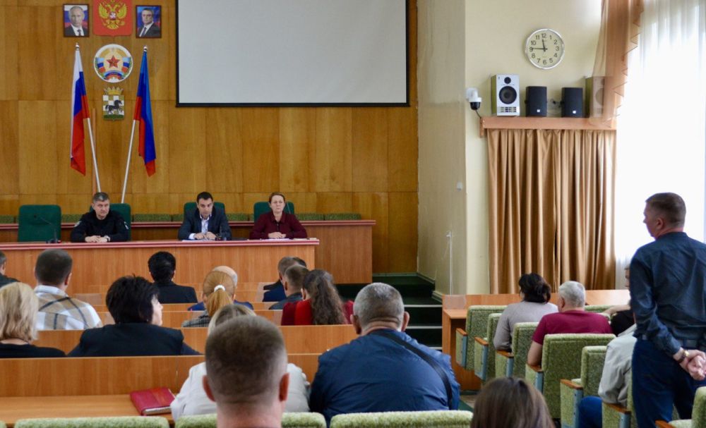 Андрей Елисеев провел рабочее совещание с представителями администраций Старобельска, Новопскова, Сватово, Белокуракино и Троицкого Андрей Елисеев провел рабочее совещание с представителями администраций Старобельска, Новопскова, Сватово, Белокуракино и Троицкого