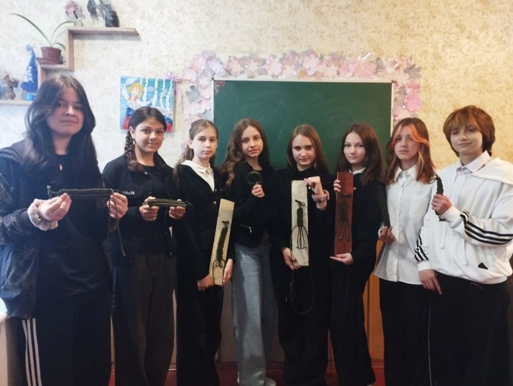 Активисты Женского движения Единой России провели очередной мастер-класс для школьников по плетению браслетов выживания Активисты Женского движения Единой России провели очередной мастер-класс для школьников по плетению браслетов выживания