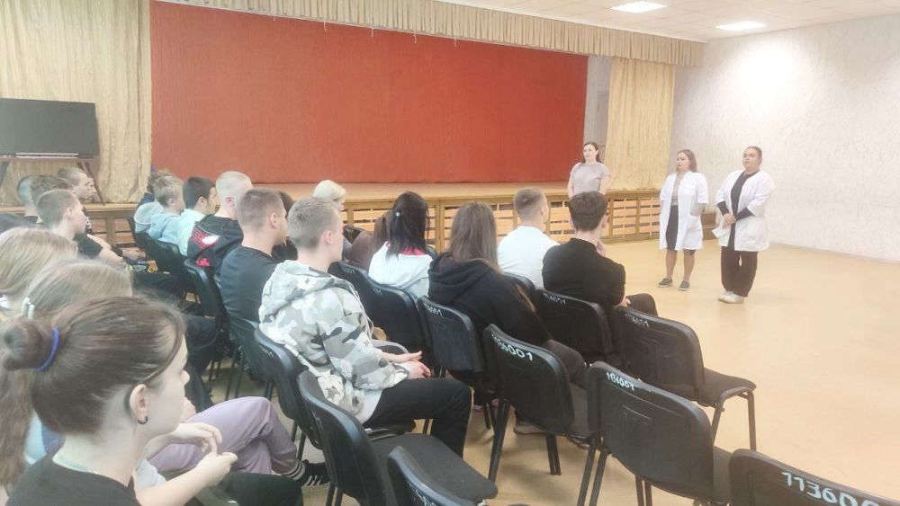 Представители Луганской больницы № 1 провели профориентационную беседу среди школьников Представители Луганской больницы № 1 провели профориентационную беседу среди школьников