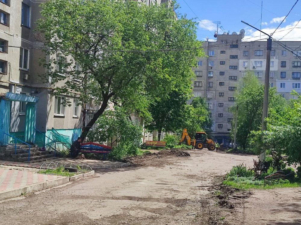 Сергей Козенко: В Краснодоне продолжаются подготовительные работы для последующего ремонта внутриквартальной дороги на квартале Баракова Сергей Козенко: В Краснодоне продолжаются подготовительные работы для последующего ремонта внутриквартальной дороги на квартале Баракова