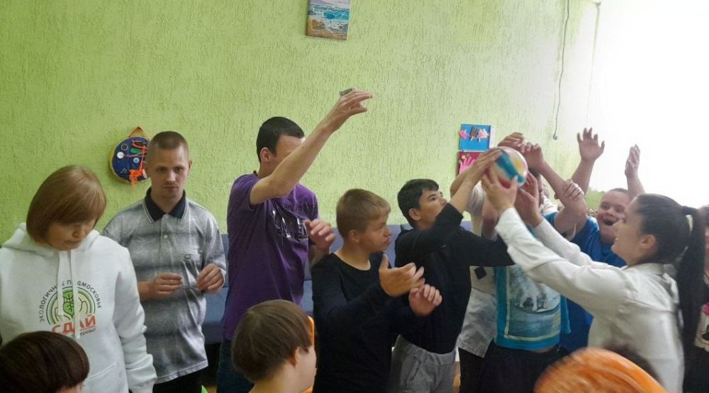 Сотрудники Молодогвардейского Дворца культуры «Юность» посетили Краснодонский детский дом – интернат с развлекательной программой Сотрудники Молодогвардейского Дворца культуры «Юность» посетили Краснодонский детский дом – интернат с развлекательной программой