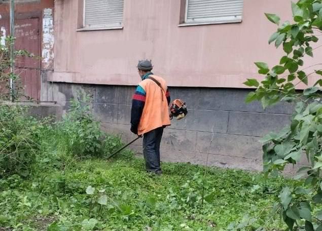 Службы ЖКХ продолжают работы по покосу травы на территории города Службы ЖКХ продолжают работы по покосу травы на территории города