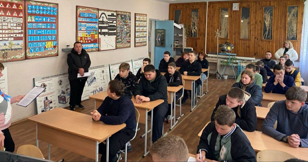 В рамках парт проекта «Моя карьера с Единой Россией» и Республиканской декады «День карьеры» на базе ГБОУ СПО ЛНР «Беловодский казачий кадетский профессиональный колледж им. П.Л. Дремова» для выпускников прошел семинар В рамках парт проекта «Моя карьера с Единой Россией» и Республиканской декады «День карьеры» на базе ГБОУ СПО ЛНР «Беловодский казачий кадетский профессиональный колледж им. П.Л. Дремова» для выпускников прошел семинар