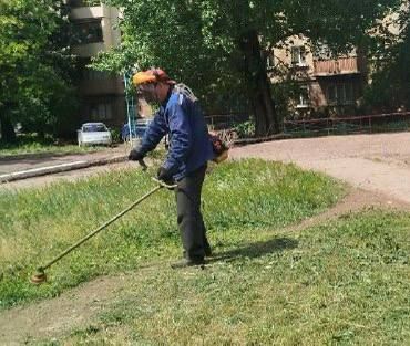 Службы ЖКХ продолжают работы по покосу травы на территории города Службы ЖКХ продолжают работы по покосу травы на территории города