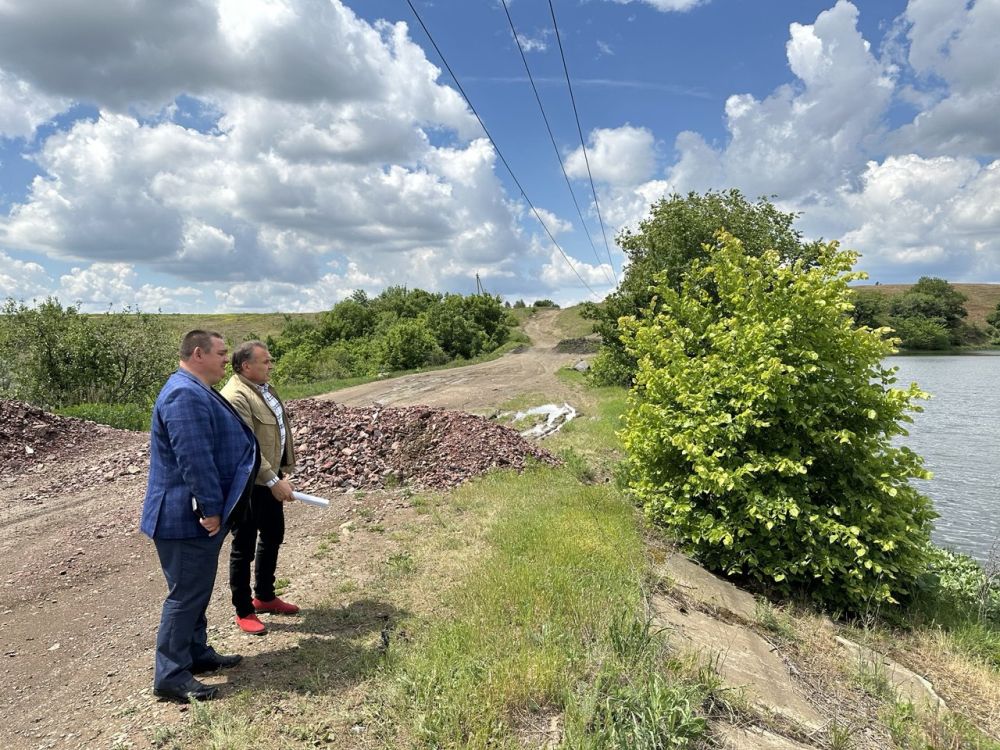 Андрей Рубанцов: Сегодня совместно с начальником отдела чрезвычайных ситуаций, охраны труда и окружающей природной среды Администрации города проверили состояние дамбы на территории «Вербовского водохранилища»... Андрей Рубанцов: Сегодня совместно с начальником отдела чрезвычайных ситуаций, охраны труда и окружающей природной среды Администрации города проверили состояние дамбы на территории «Вербовского водохранилища»...