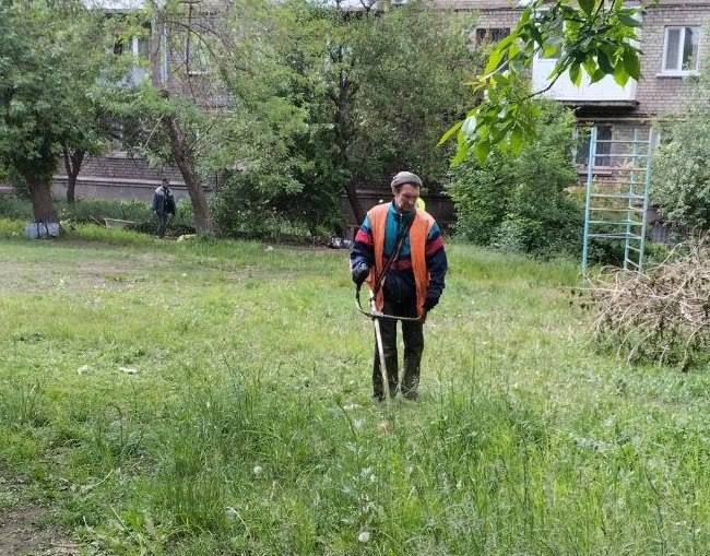Службы ЖКХ продолжают работы по покосу травы на территории города Службы ЖКХ продолжают работы по покосу травы на территории города