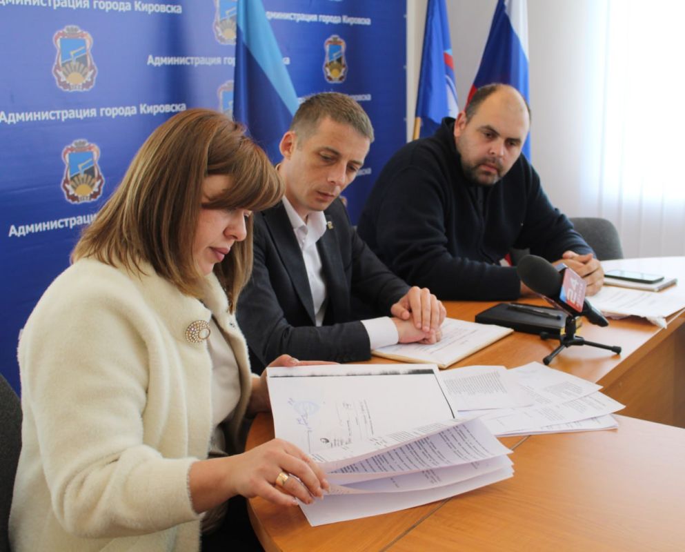 В рамках работы по приведению процесса организации пассажирских перевозок на территории муниципального образования г. о. г. Кировск ЛНР (дал. – г. Кировск) проведен открытый конкурс на право получения свидетельства об... В рамках работы по приведению процесса организации пассажирских перевозок на территории муниципального образования г. о. г. Кировск ЛНР (дал. – г. Кировск) проведен открытый конкурс на право получения свидетельства об...