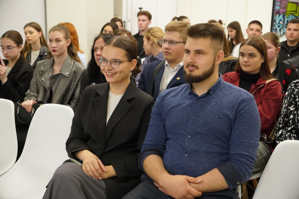 Кто куда, а мы на форумы. вместе с этими ребятами! В Доме молодёжи прошла встреча «От заявки — к успеху» Кто куда, а мы на форумы. вместе с этими ребятами! В Доме молодёжи прошла встреча «От заявки — к успеху»