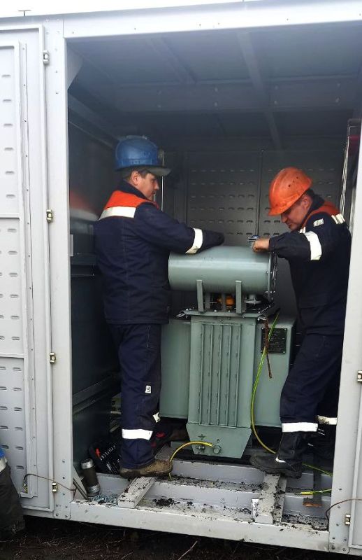 В поселке Мирный краснолучские энергетики установили новую трансформаторную подстанцию В поселке Мирный краснолучские энергетики установили новую трансформаторную подстанцию