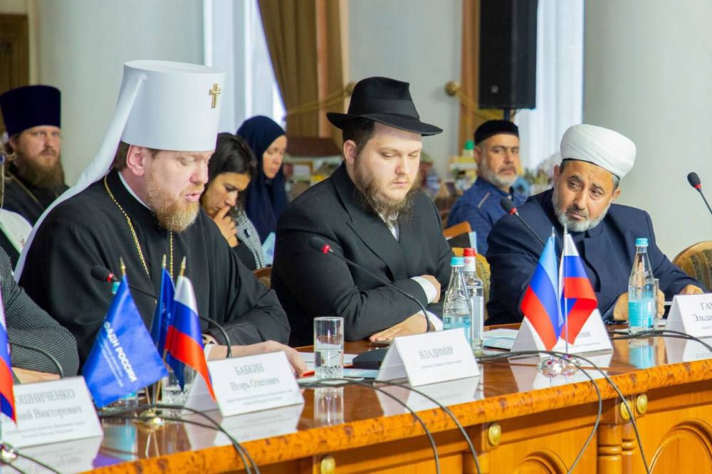 Межконфессиональный форум «Религия и мир» собрал в Луганске представителей всех конфессий Донбасса Межконфессиональный форум «Религия и мир» собрал в Луганске представителей всех конфессий Донбасса