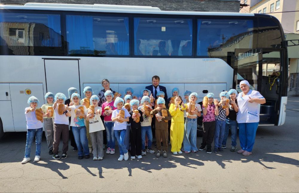 «Единая Россия» организовала экскурсию для школьников на предприятие «Луганск-Нива» «Единая Россия» организовала экскурсию для школьников на предприятие «Луганск-Нива»