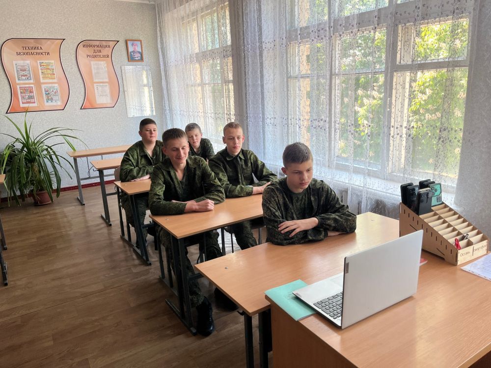 В Ясеновской школе №2 им. Д. В. Лазутина прошло заключительное занятие "Россия - мои горизонты" в этом учебном году В Ясеновской школе №2 им. Д. В. Лазутина прошло заключительное занятие "Россия - мои горизонты" в этом учебном году