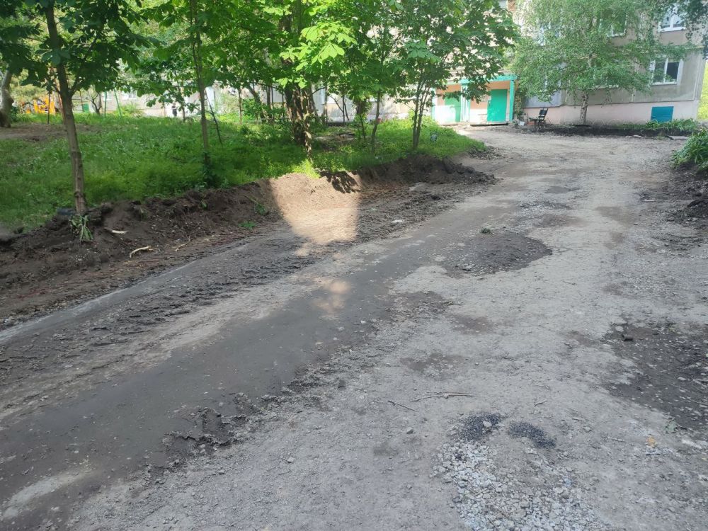 Сергей Козенко: В Краснодоне активно продолжаются работы по ремонту дороги на квартале Баракова в районе домов 3, 4, 5. Сотрудники МУП ДЭУ заняты демонтажем старого слоя асфальта, чтобы в скором времени уложить новое покрытие Сергей Козенко: В Краснодоне активно продолжаются работы по ремонту дороги на квартале Баракова в районе домов 3, 4, 5. Сотрудники МУП ДЭУ заняты демонтажем старого слоя асфальта, чтобы в скором времени уложить новое покрытие