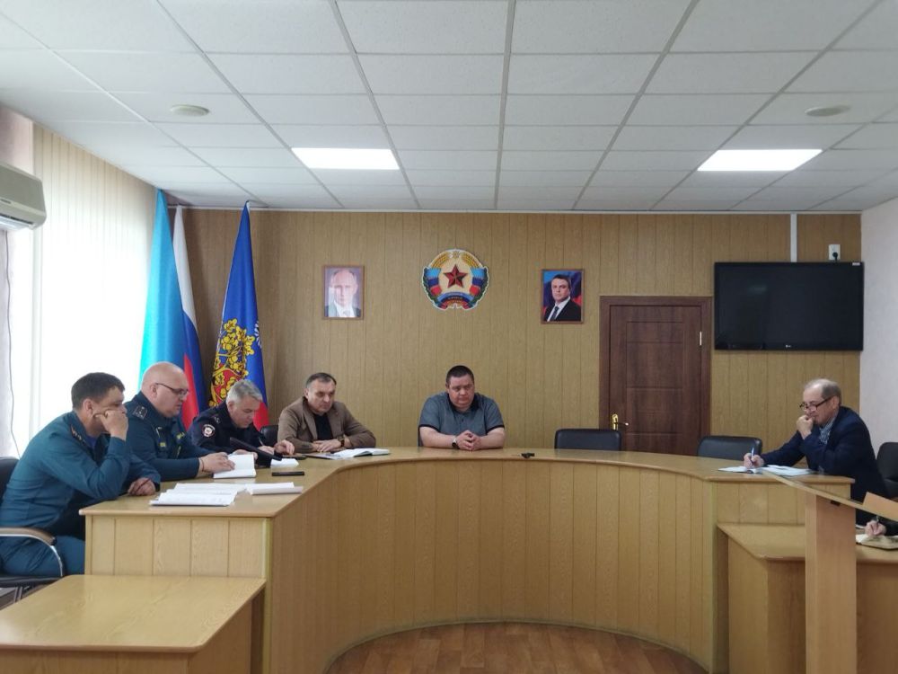 Сегодня Глава городского округа провёл заседание комиссии по предупреждению и ликвидации чрезвычайных ситуаций и обеспечению пожарной безопасности муниципального образования городской округ город Ровеньки ЛНР Сегодня Глава городского округа провёл заседание комиссии по предупреждению и ликвидации чрезвычайных ситуаций и обеспечению пожарной безопасности муниципального образования городской округ город Ровеньки ЛНР