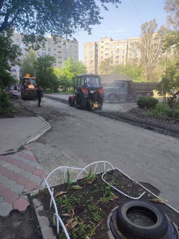 Сергей Козенко: В Краснодоне активно продолжаются работы по ремонту дороги на квартале Баракова в районе домов 3, 4, 5. Сотрудники МУП ДЭУ заняты демонтажем старого слоя асфальта, чтобы в скором времени уложить новое покрытие Сергей Козенко: В Краснодоне активно продолжаются работы по ремонту дороги на квартале Баракова в районе домов 3, 4, 5. Сотрудники МУП ДЭУ заняты демонтажем старого слоя асфальта, чтобы в скором времени уложить новое покрытие