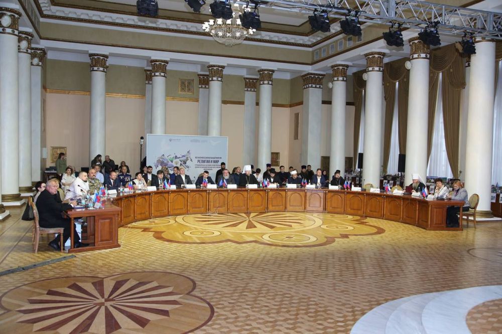 Межконфессиональный форум «Религия и мир» собрал в Луганске представителей всех конфессий Донбасса Межконфессиональный форум «Религия и мир» собрал в Луганске представителей всех конфессий Донбасса