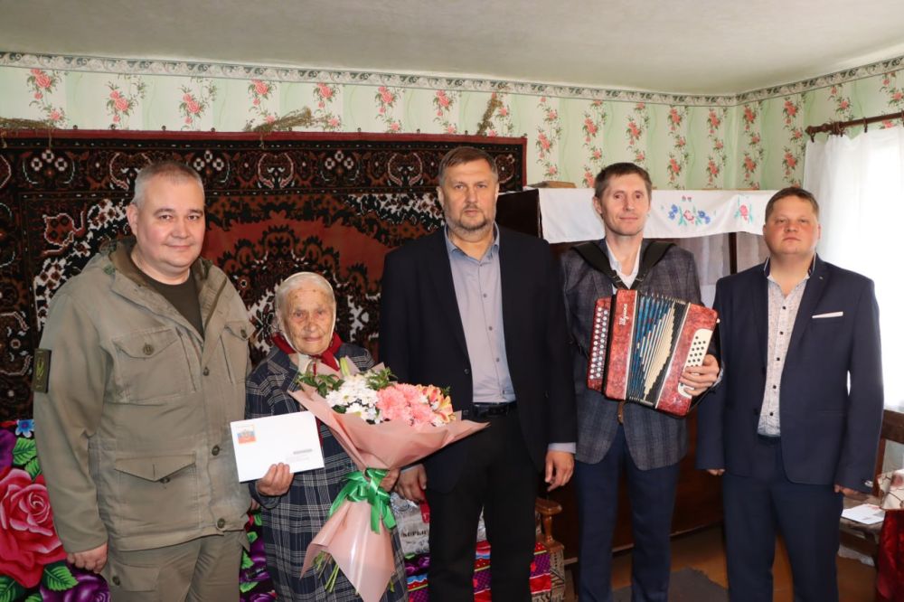Евгений Бондарь: С самыми теплыми и искренними пожеланиями сегодня совместно с советником Главы Удмуртской Республики Михаилом Трофимовым поздравили жительницу поселка Успенка с юбилейным, 95-м Днем рождения! Евгений Бондарь: С самыми теплыми и искренними пожеланиями сегодня совместно с советником Главы Удмуртской Республики Михаилом Трофимовым поздравили жительницу поселка Успенка с юбилейным, 95-м Днем рождения!