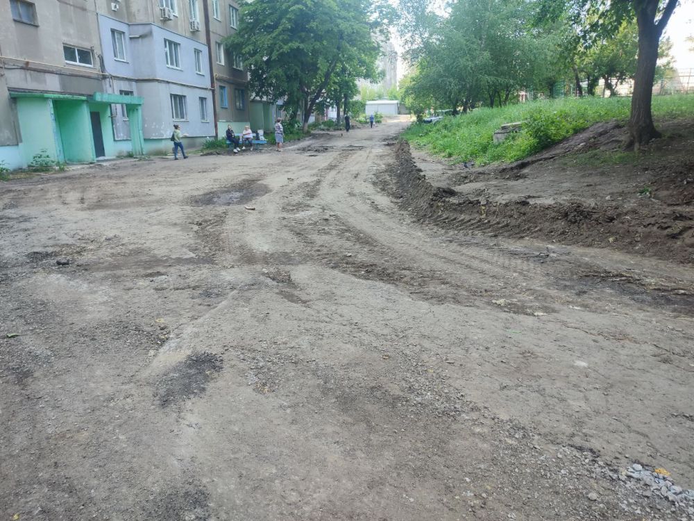 Сергей Козенко: В Краснодоне активно продолжаются работы по ремонту дороги на квартале Баракова в районе домов 3, 4, 5. Сотрудники МУП ДЭУ заняты демонтажем старого слоя асфальта, чтобы в скором времени уложить новое покрытие Сергей Козенко: В Краснодоне активно продолжаются работы по ремонту дороги на квартале Баракова в районе домов 3, 4, 5. Сотрудники МУП ДЭУ заняты демонтажем старого слоя асфальта, чтобы в скором времени уложить новое покрытие