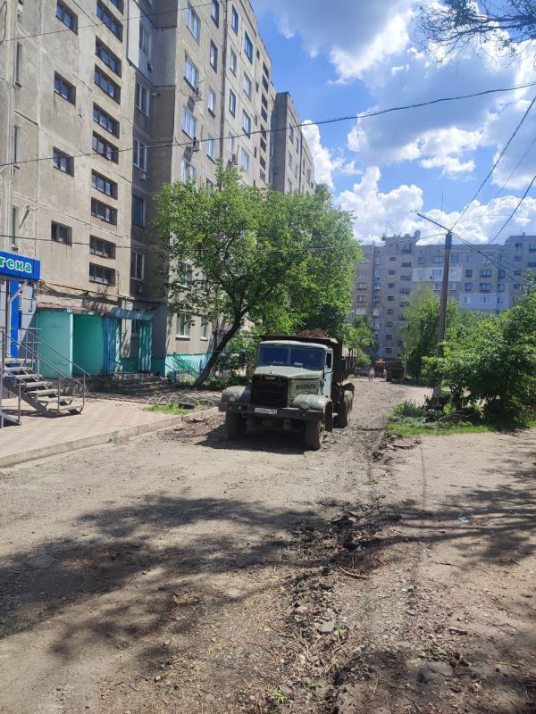 Сергей Козенко: В Краснодоне активно продолжаются работы по ремонту дороги на квартале Баракова в районе домов 3, 4, 5. Сотрудники МУП ДЭУ заняты демонтажем старого слоя асфальта, чтобы в скором времени уложить новое покрытие Сергей Козенко: В Краснодоне активно продолжаются работы по ремонту дороги на квартале Баракова в районе домов 3, 4, 5. Сотрудники МУП ДЭУ заняты демонтажем старого слоя асфальта, чтобы в скором времени уложить новое покрытие