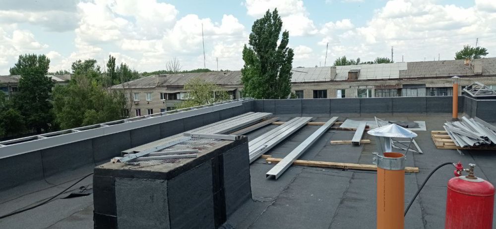 Сергей Козенко: В рамках специального инфраструктурного проекта в городе Молодогвардейске продолжаются работы по ремонту кровель шефом-регионом Тюменской областью Сергей Козенко: В рамках специального инфраструктурного проекта в городе Молодогвардейске продолжаются работы по ремонту кровель шефом-регионом Тюменской областью