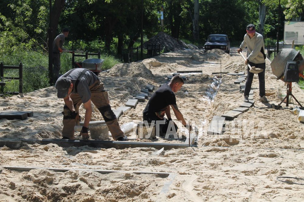 В Брянке в рамках федерального проекта «Формирование комфортной городской среды» национального проекта «Инфраструктура для жизни» благоустраивается общественная территория в районе Гончаровского пруда № 1 В Брянке в рамках федерального проекта «Формирование комфортной городской среды» национального проекта «Инфраструктура для жизни» благоустраивается общественная территория в районе Гончаровского пруда № 1