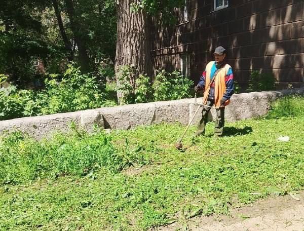 Коммунальные службы проводят работы на территории города Коммунальные службы проводят работы на территории города