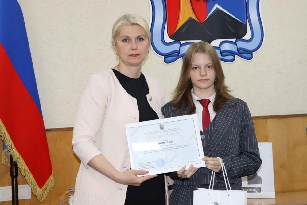 Мановец – звучит гордо. В Администрации Стаханова состоялась торжественная церемония награждения победителей и призеров городской Малой академии наук, которые в этом году заканчивают школу Мановец – звучит гордо. В Администрации Стаханова состоялась торжественная церемония награждения победителей и призеров городской Малой академии наук, которые в этом году заканчивают школу