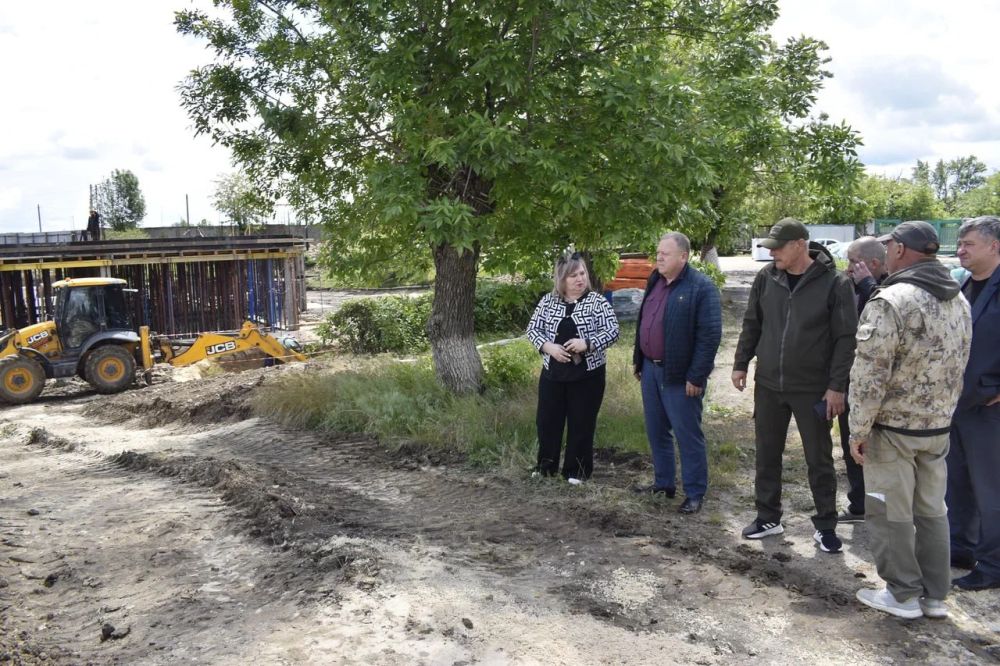 Советник Главы Луганской Народной Республики и представители Министерства спорта ЛНР осмотрели восстанавливающийся объект в Брянке Советник Главы Луганской Народной Республики и представители Министерства спорта ЛНР осмотрели восстанавливающийся объект в Брянке