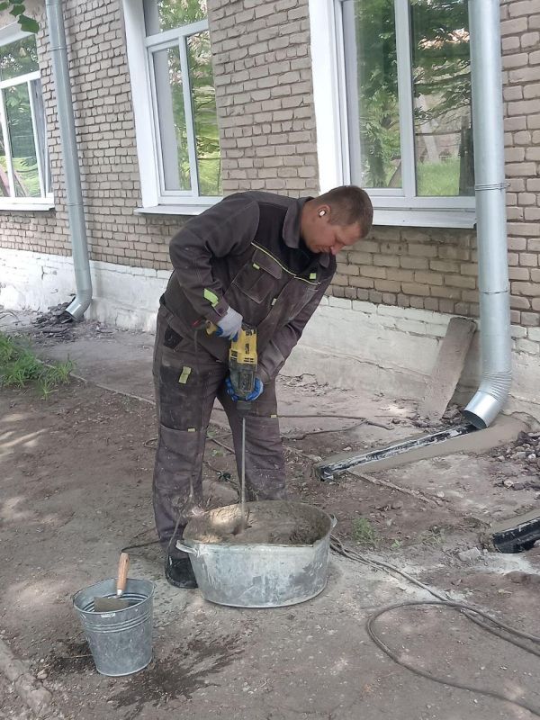Рабочая группа Удмуртии проводит плановые восстановительные работы в детском саду «Росинка» Рабочая группа Удмуртии проводит плановые восстановительные работы в детском саду «Росинка»