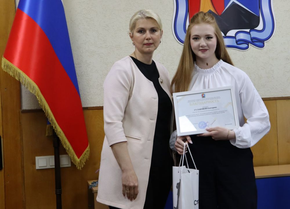 Мановец – звучит гордо. В Администрации Стаханова состоялась торжественная церемония награждения победителей и призеров городской Малой академии наук, которые в этом году заканчивают школу Мановец – звучит гордо. В Администрации Стаханова состоялась торжественная церемония награждения победителей и призеров городской Малой академии наук, которые в этом году заканчивают школу