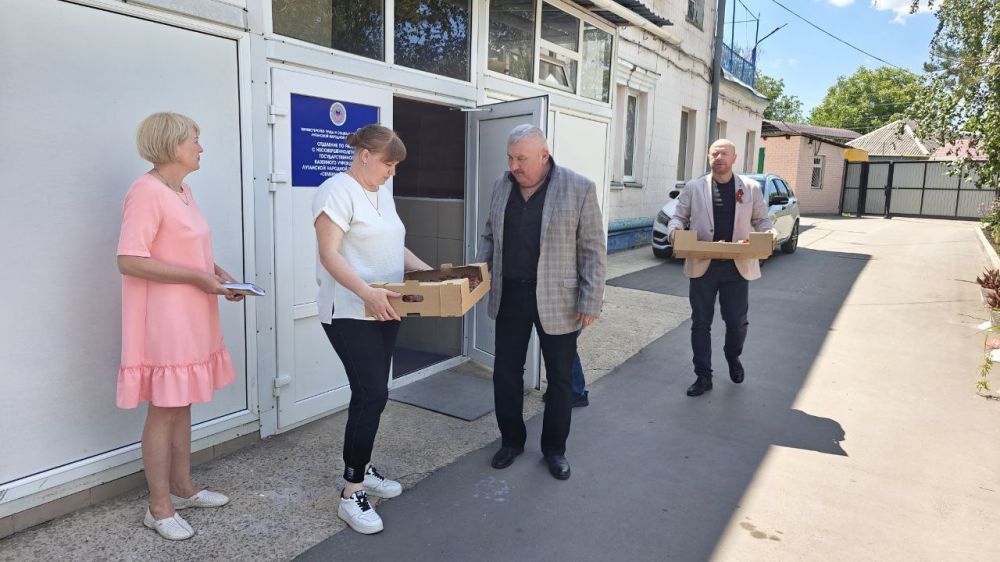 Виктор Водолацкий: В преддверии Дня защиты детей, при поддержке ВПП "Единая Россия" передал воспитанникам Луганского Республиканского дома ребенка, Луганского детского дома и Республиканского социально - реабилитационного... Виктор Водолацкий: В преддверии Дня защиты детей, при поддержке ВПП "Единая Россия" передал воспитанникам Луганского Республиканского дома ребенка, Луганского детского дома и Республиканского социально - реабилитационного...